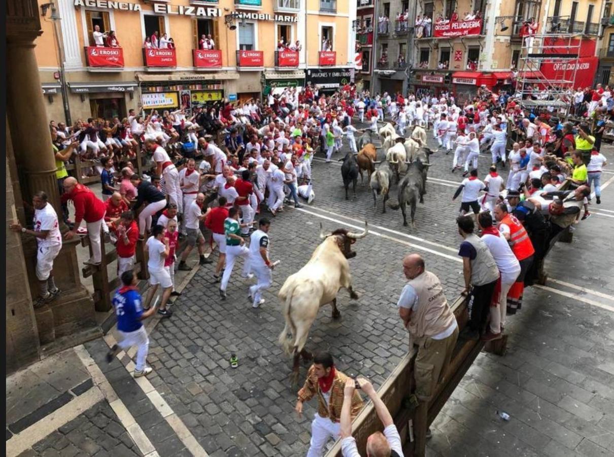 Vistas directas al encierro - TuApartamento Pamplona Exterior foto